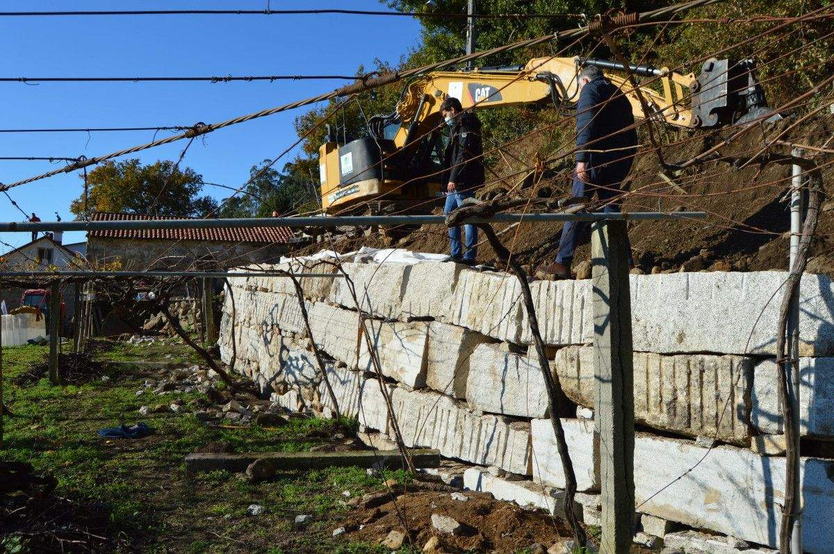 Construción dun muro nun vial en Bordóns no lugar da Lamela