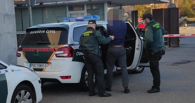  A Garda Civil leva ao detido ao xulgado