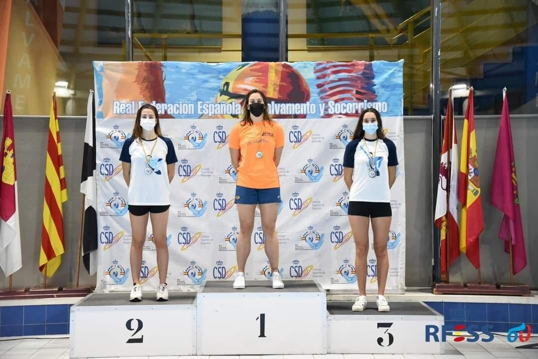 Antía García, nadadora do Club Acuático Umia, no máis alto do podio do campionato de España de Salvamento