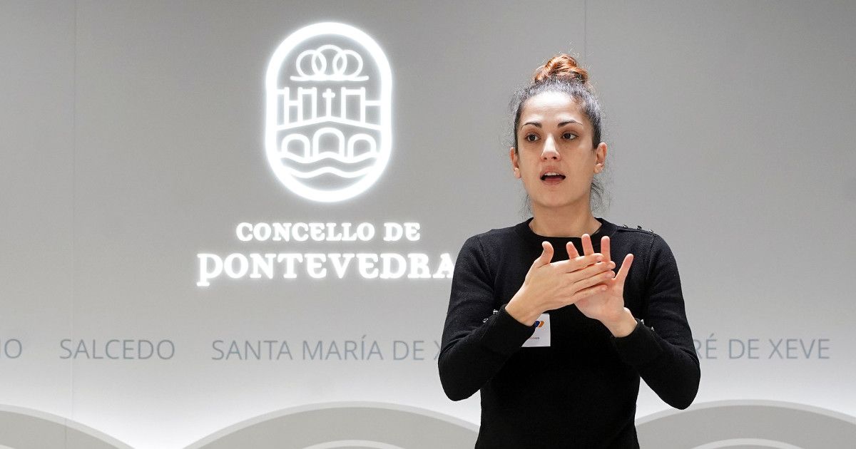 Intérprete de lengua de signos en un acto del Concello de Pontevedra