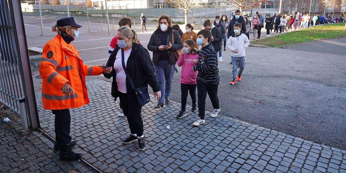Cola para a vacinación de menores de 11 anos