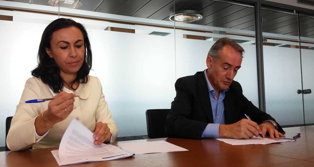 María Ramallo, alcaldesa de Marín, firma un convenio con el presidente de la Autoridade Portuaria de Marín, Suárez Costa