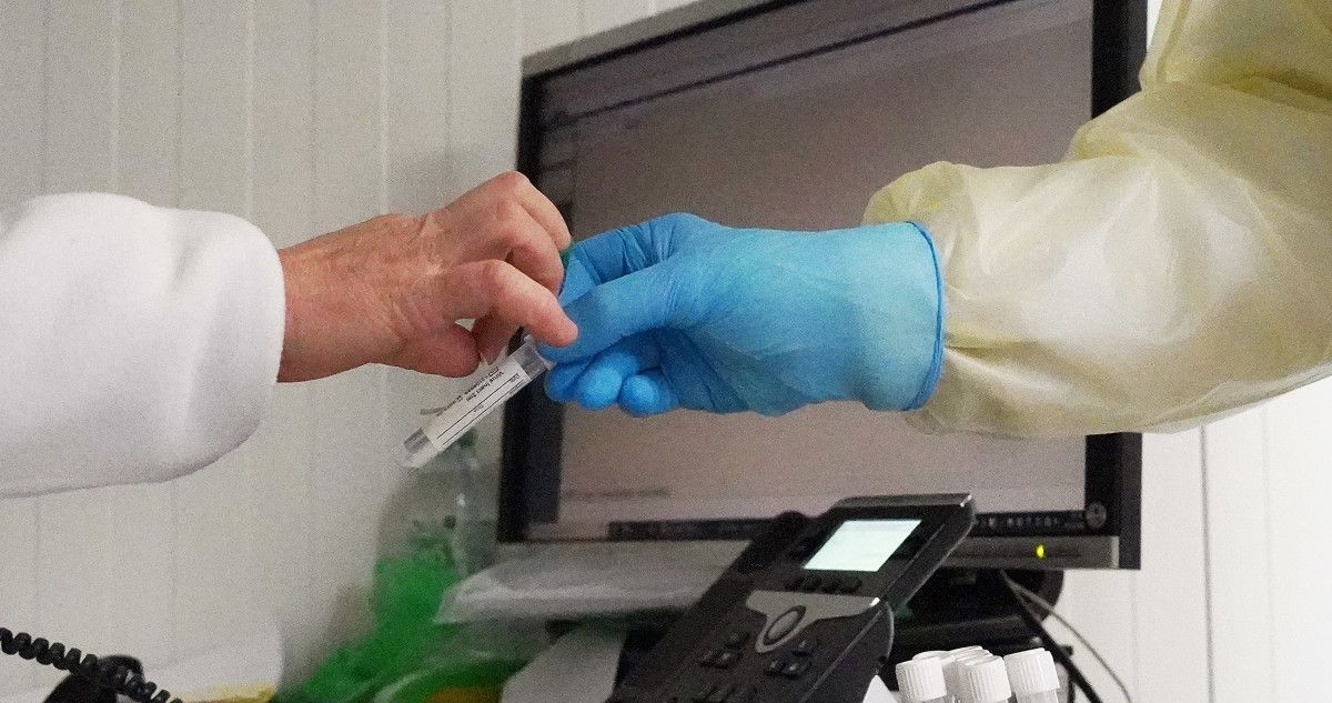 Persoal sanitario con material para realizar probas PCR