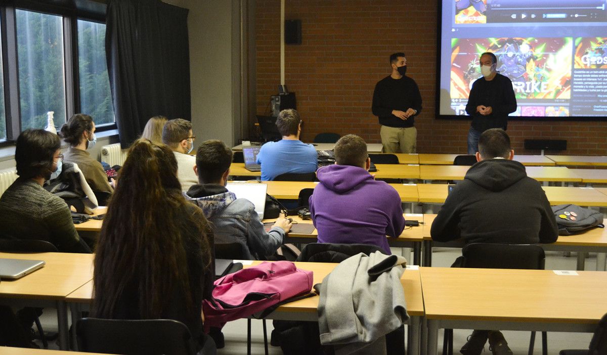 Universitarios creando un videojuego
