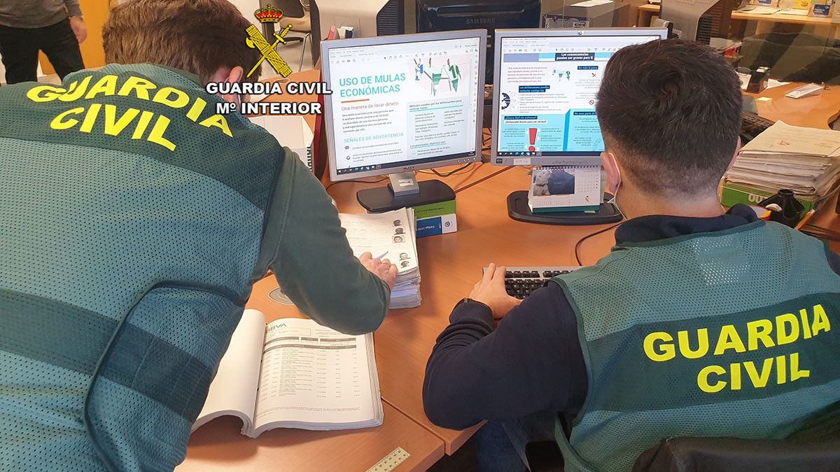 Investigadores de delitos telemáticos da Garda Civil
