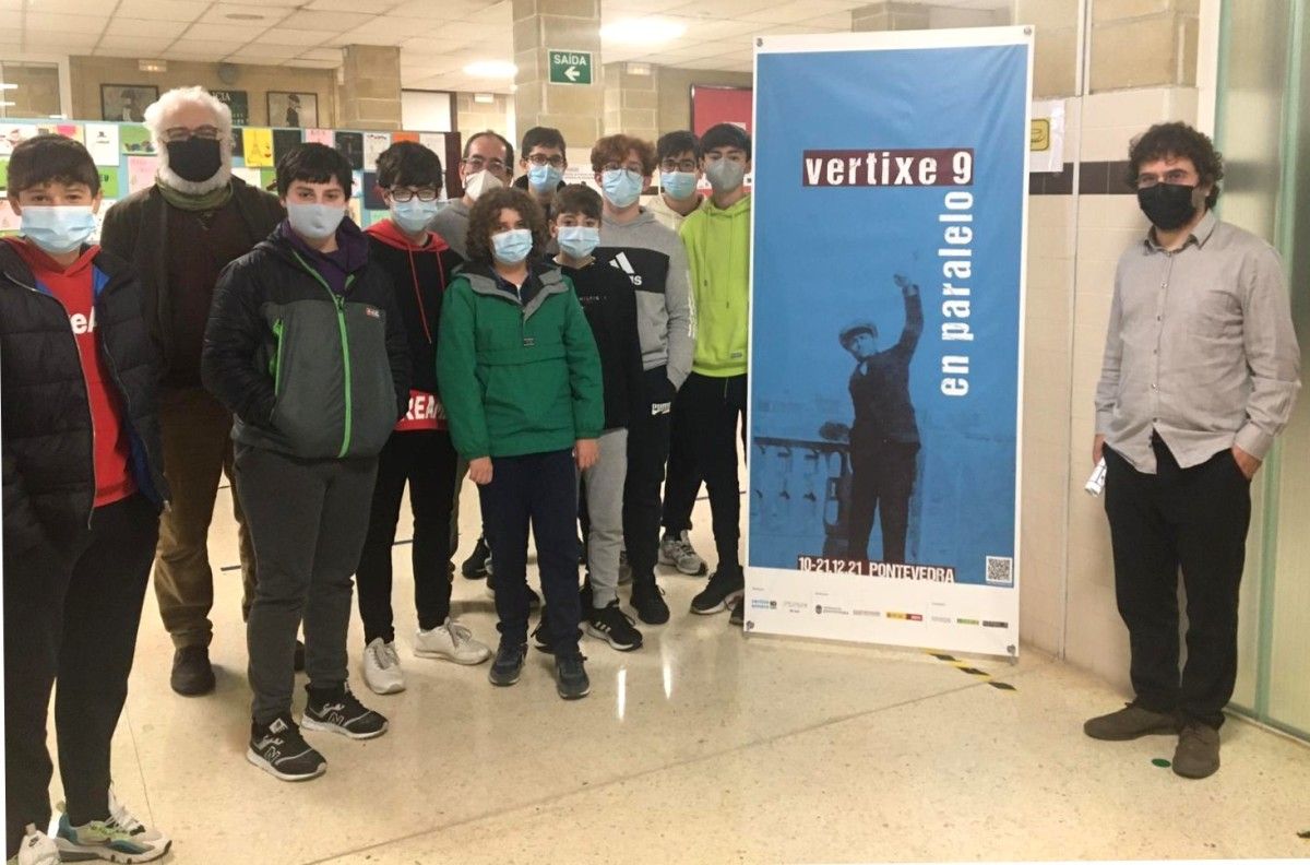 Ignacio Barcia y Ramón Souto, con estudiantes do IES Torrente Ballester