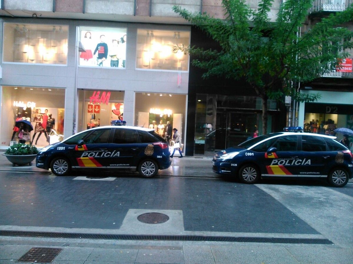 Dos patrullas de la Policía Nacional en la calle Benito Corbal