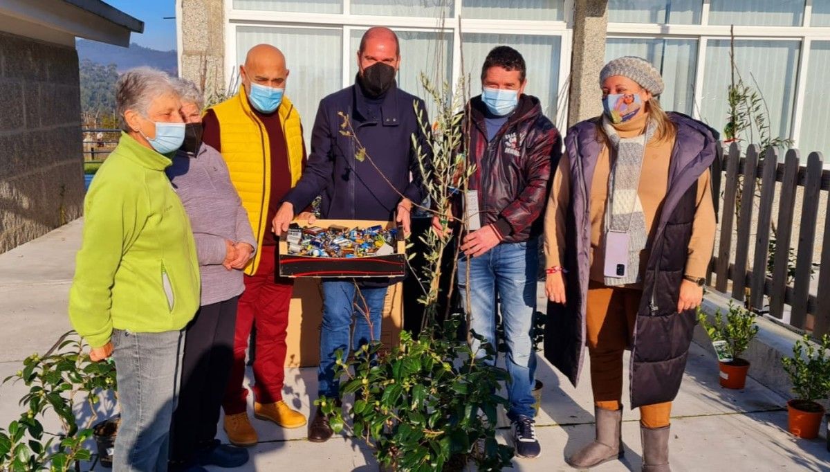 Entrega de árbores a cambio de residuos contaminantes en Cerponzóns