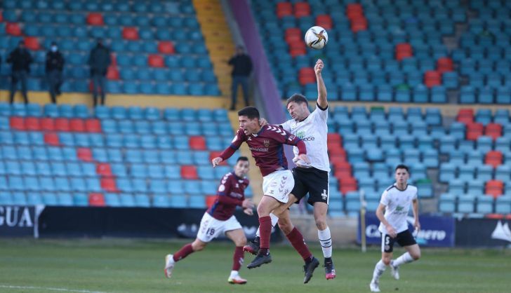 Partido entre Salamanca CF UDS e o Pontevedra no Helmántico