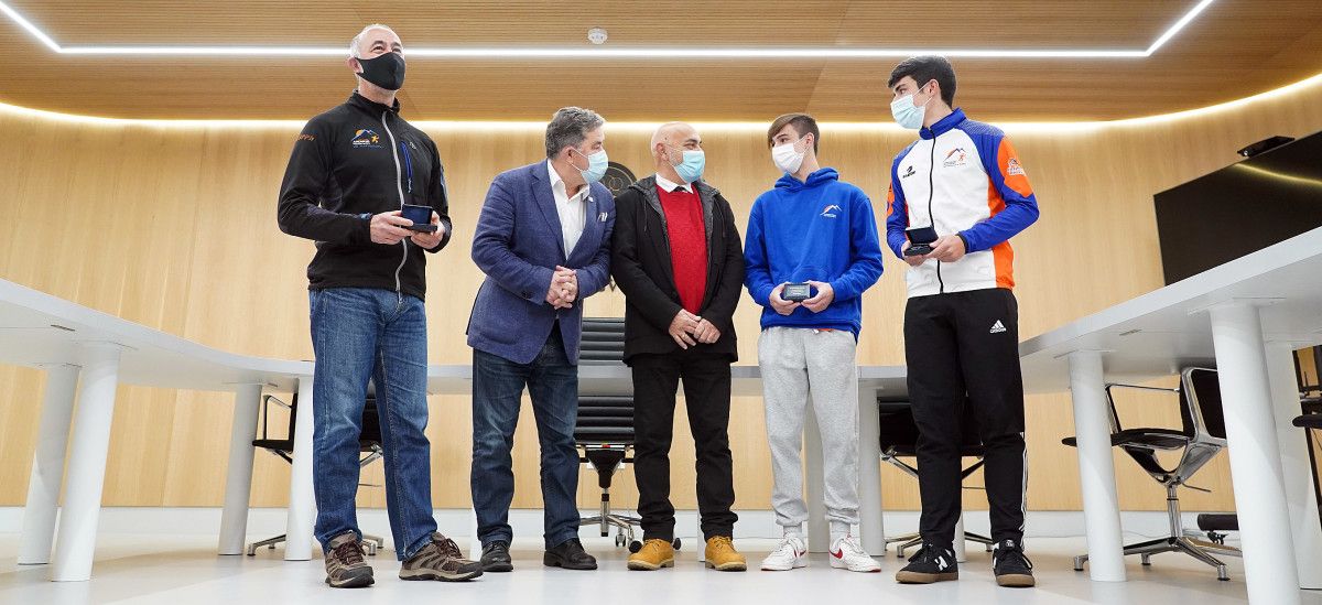 Fernández Lores e Tino Fernández reciben aos deportistas do Aromon Xavi Carballo e Xián Novoa