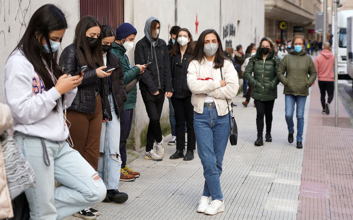Colas en Antón Fraguas para someterse a pruebas PCR sin cita en el Hospital Provincial