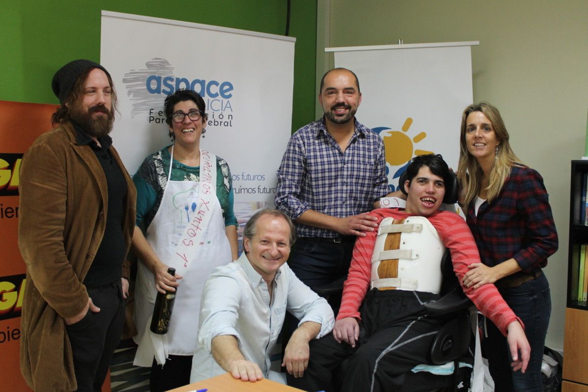 Gañadores do concurso de tortillas de Aspace, xunto os membros do xurado