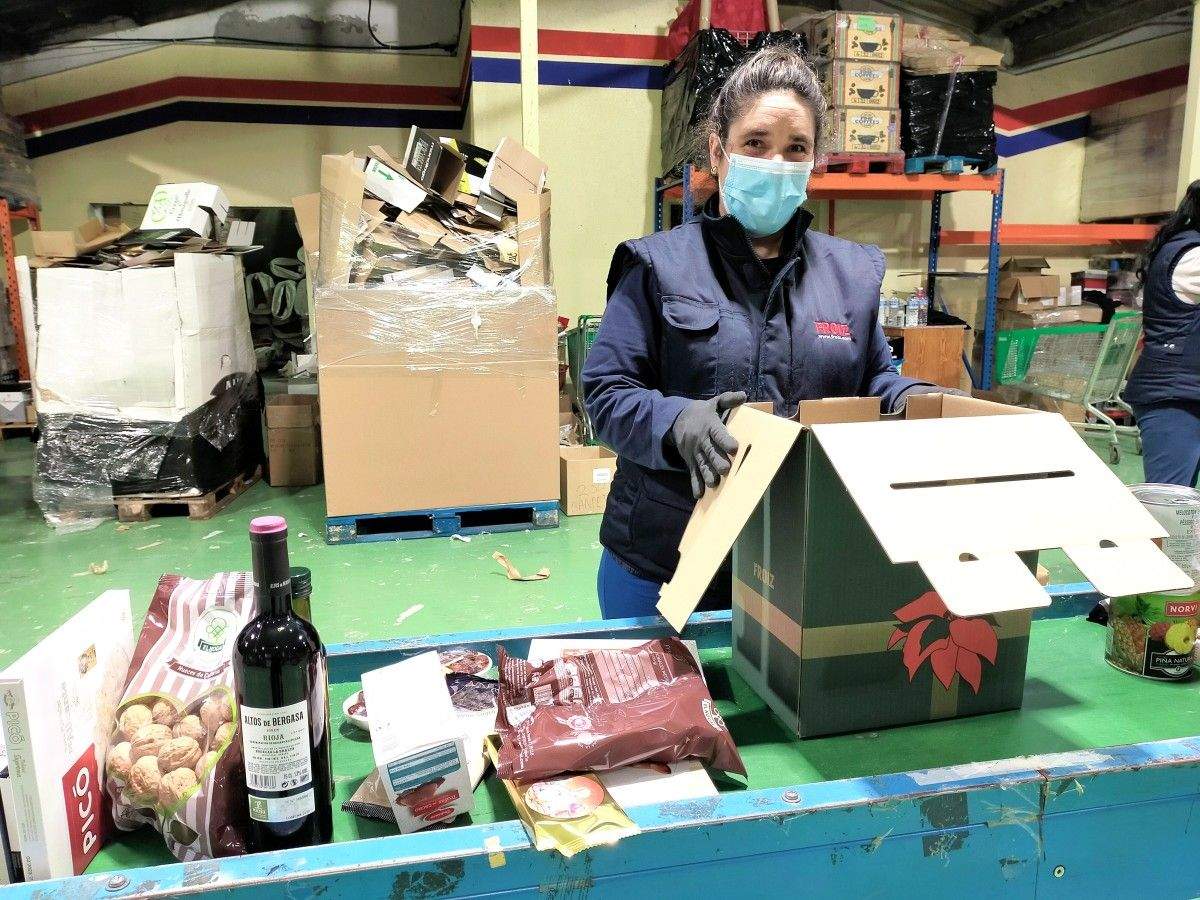 Helga García na súa xornada laboral en Distribuciones Froiz