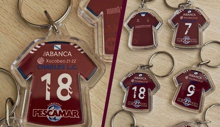 Llaveros personalizables a la venta en la tienda del Pontevedra CF SAD