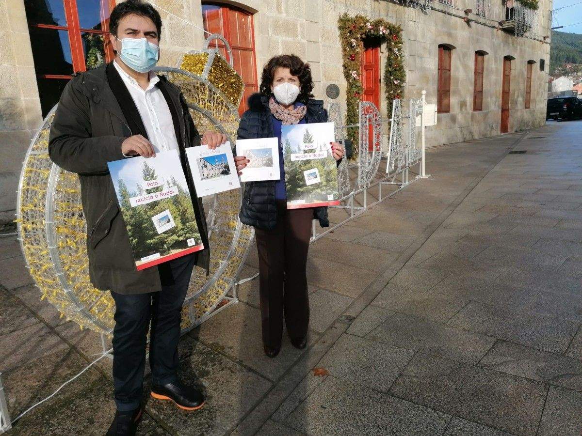 Os concelleiros Chelo Besada y Gregorio Agís presentan los folletos que invitan a reciclar esta Navidad