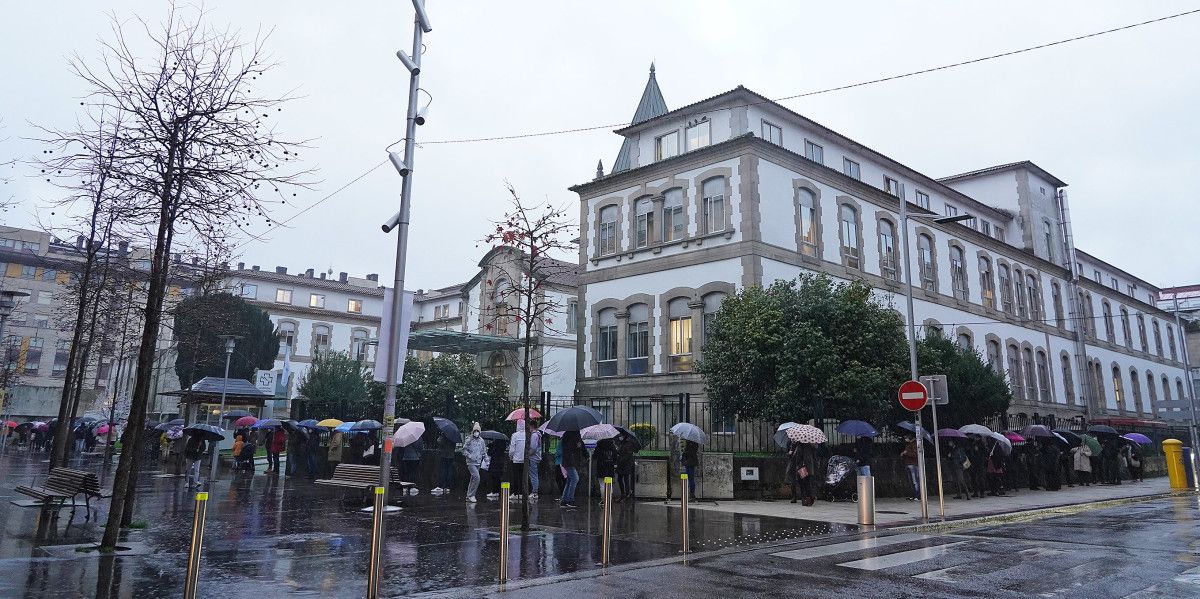 Colas para realizar PCR no Hospital Provincial o día de Noiteboa