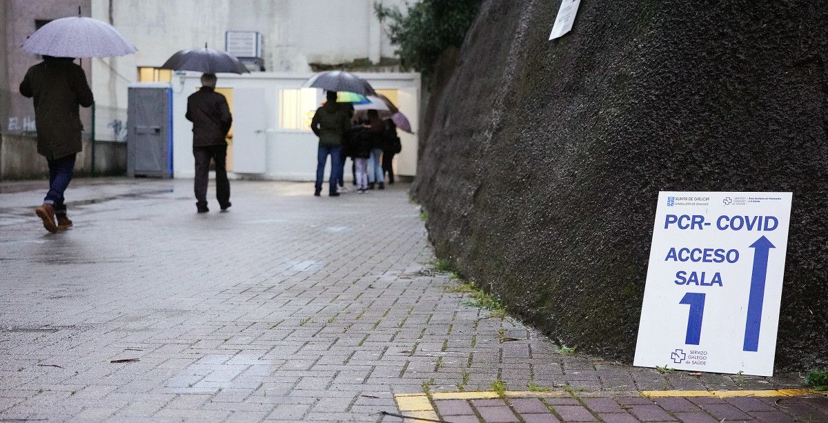 Persoas achegándose ao punto de probas PCR no Hospital Provincial