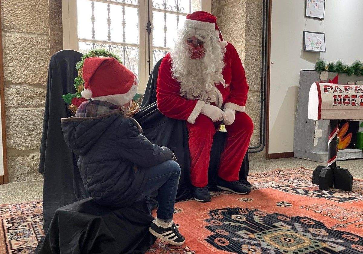 Papa Noel falando cun neno en Ponte Caldelas