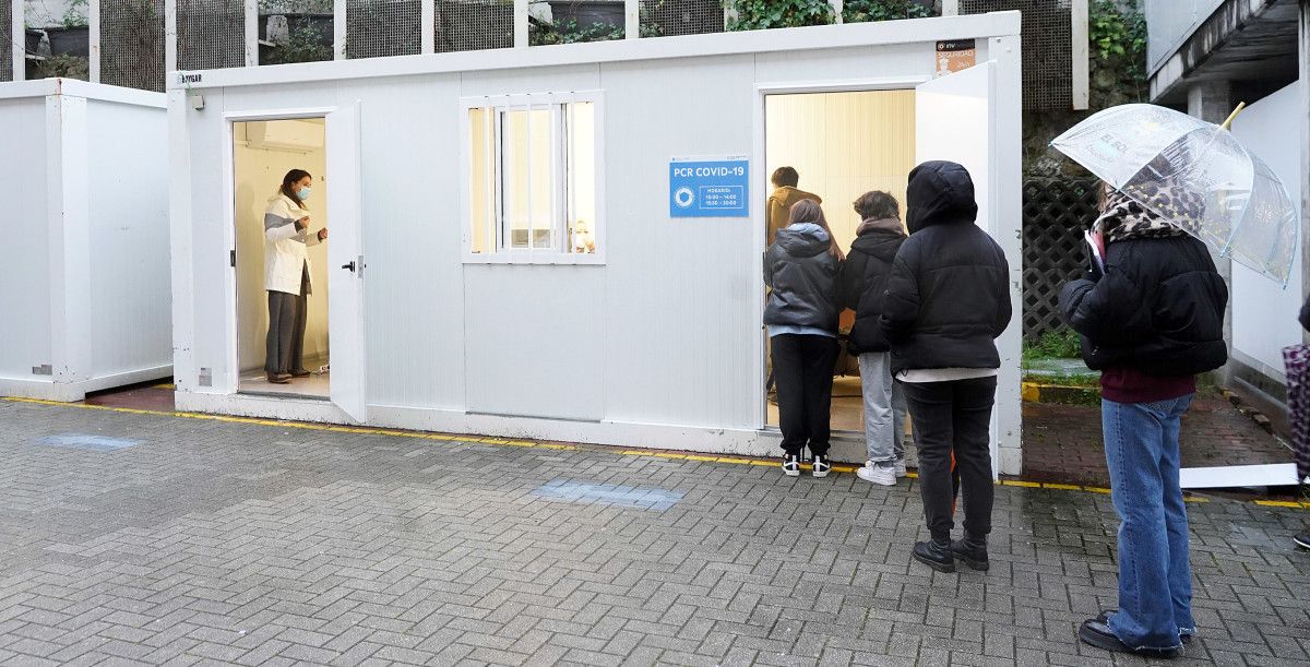 Colas para realizar PCR no Hospital Provincial o día de Noiteboa