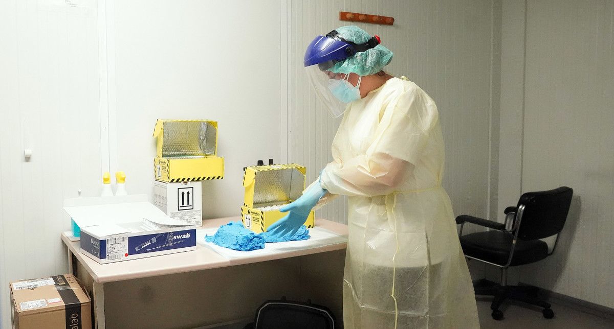 Un traballador sanitario nun punto de realización de probas PCR