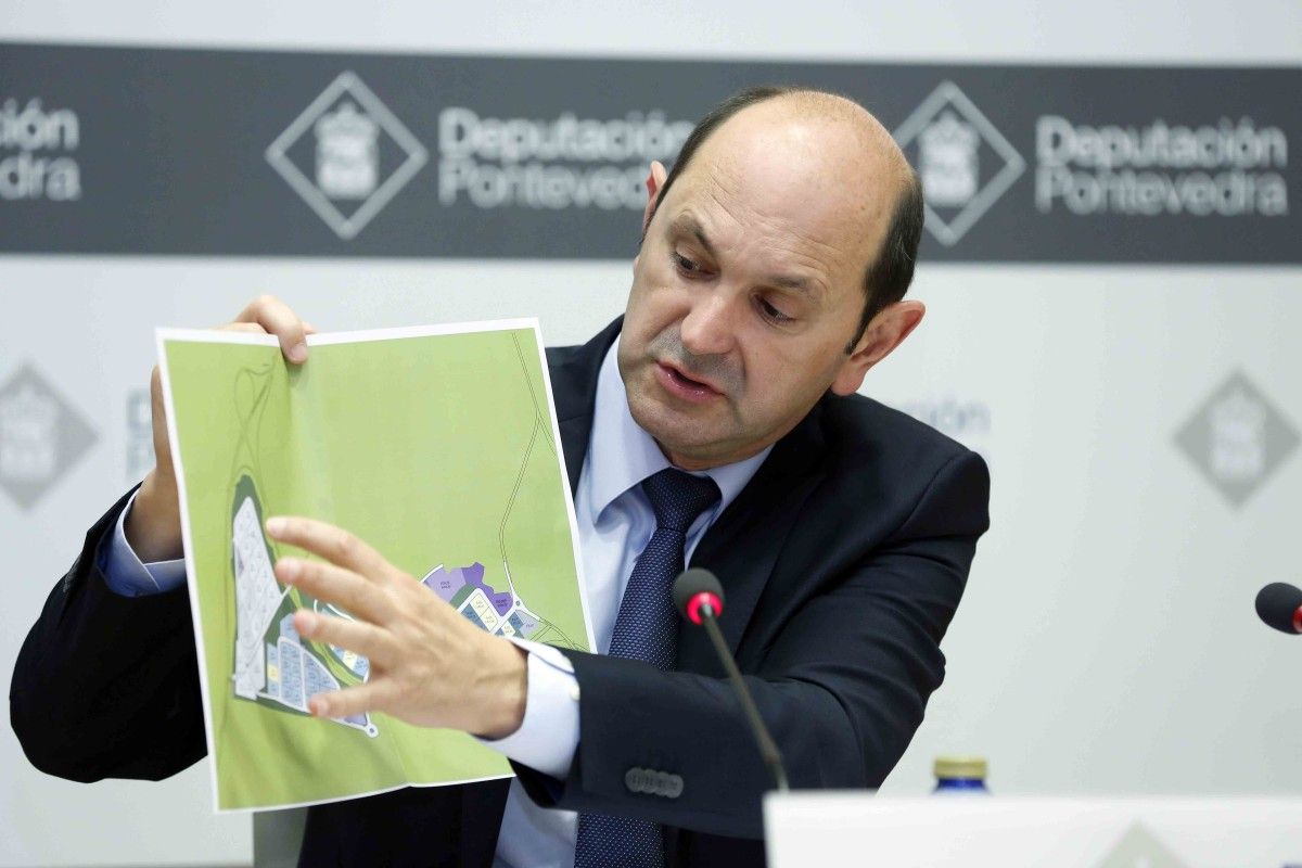 Rafael Louzán muestra en un plano la ocupación de Barro Meis