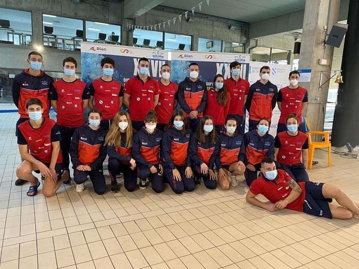 Equipo de nadadores do Galaico que participan en Pontemuiños na Copa de España de Clubes de Segunda División