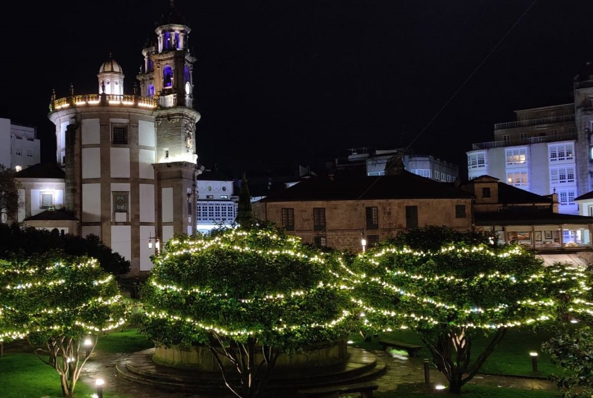 Praza de Ourense coa igrexa da Peregrina ao fondo