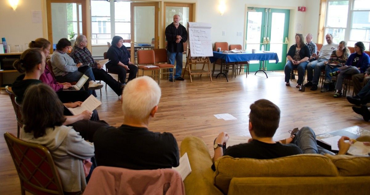 Un grupo de persoas reunidas en asemblea