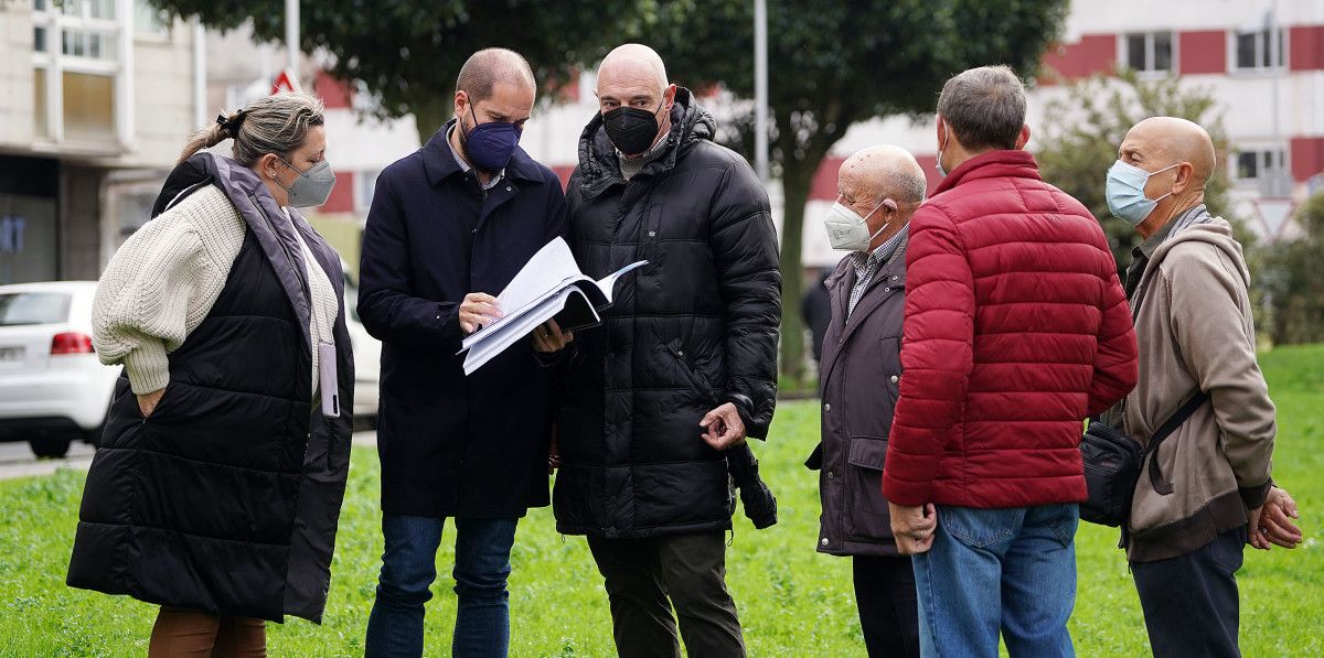 Iván Puentes con representantes da Asociación veciñal A Eiriña