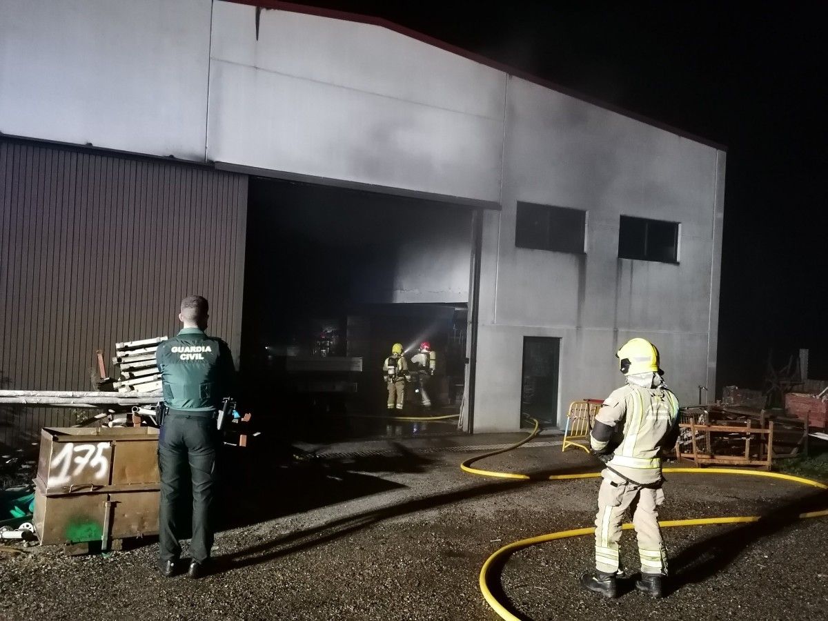 Sofocan un incendio en una nave industrial en Ponte Caldelas