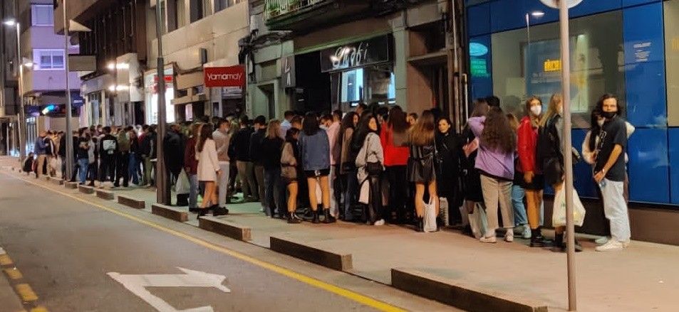 Xente agardando á entrada dunha discoteca