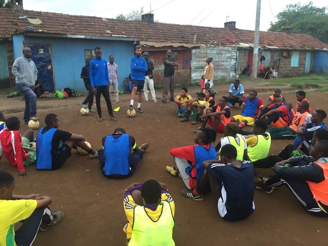 Adrián González, ex preparador físico do Pontevedra, adestrador nunha academia de fútbol en Kenia