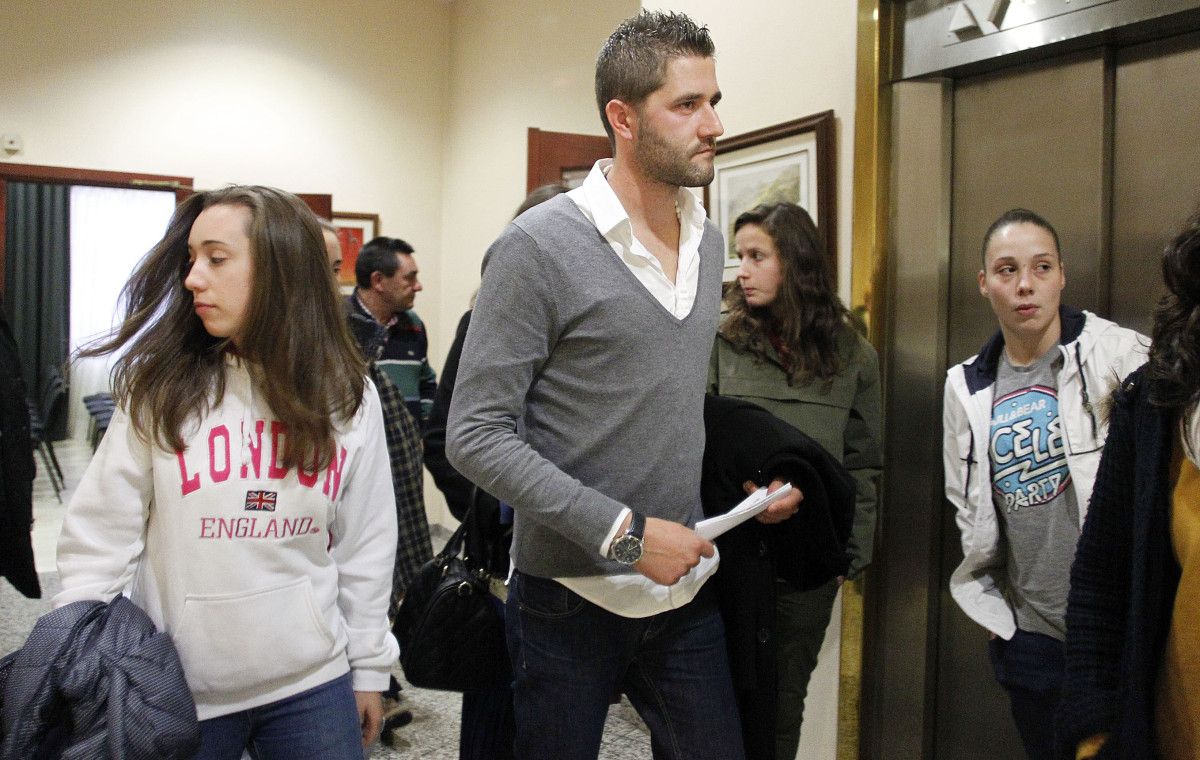 Jacobo Estors, acompañado por jugadoras del Leis, en el hotel Galicia Palace