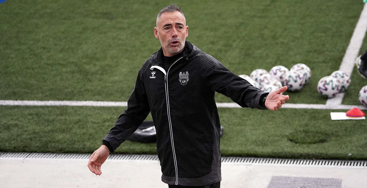 Ángel Rodríguez en un entrenamiento del Pontevedra en Xeve