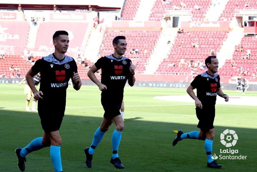 Alejandro Muñiz en el calentamiento de un partido de Primera División 2021/2022