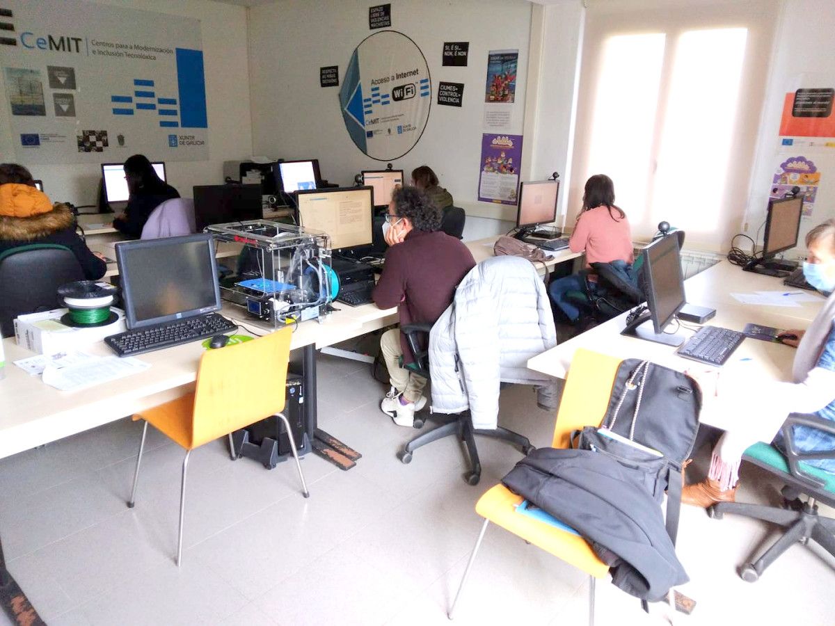 Asistentes a cursos da aula ceMIT de Cuntis