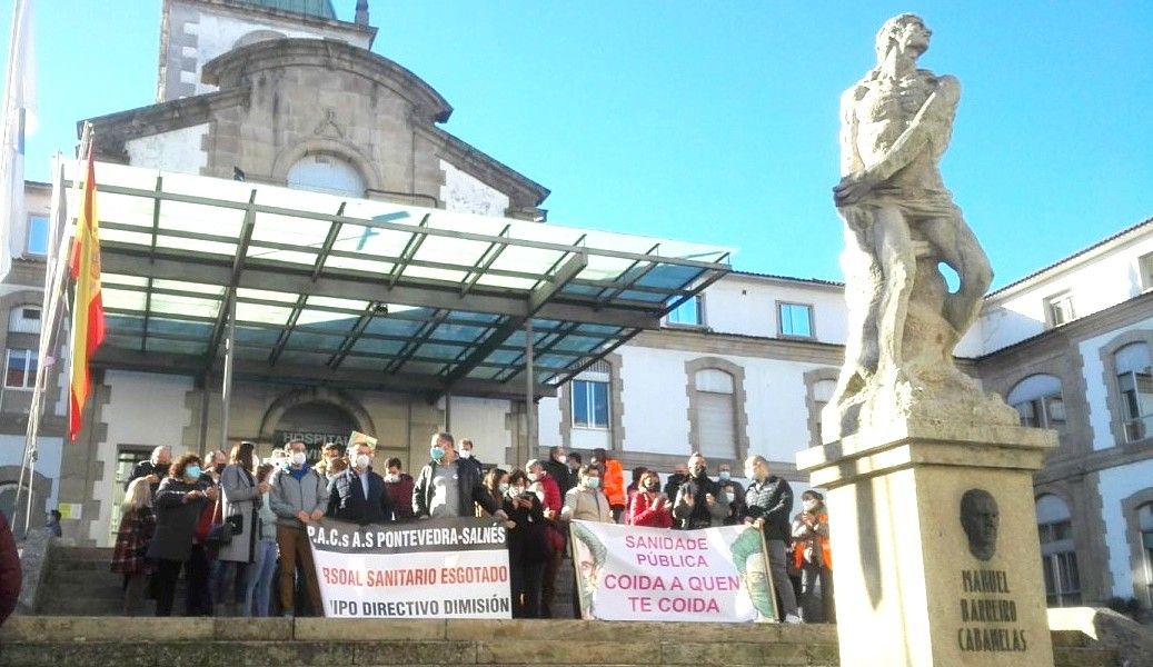 Personal de los PAC en una protesta en la entrada del Provincial