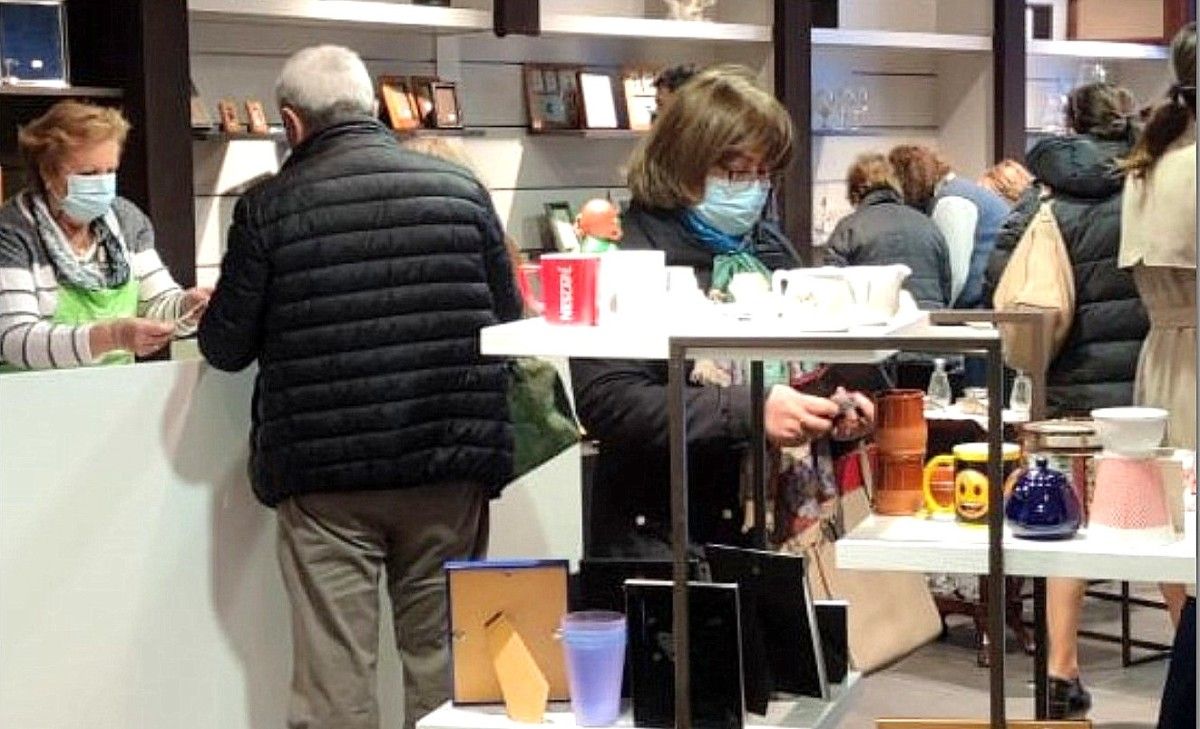 Visitantes ao Rastrillo Solidario da AECC Pontevedra
