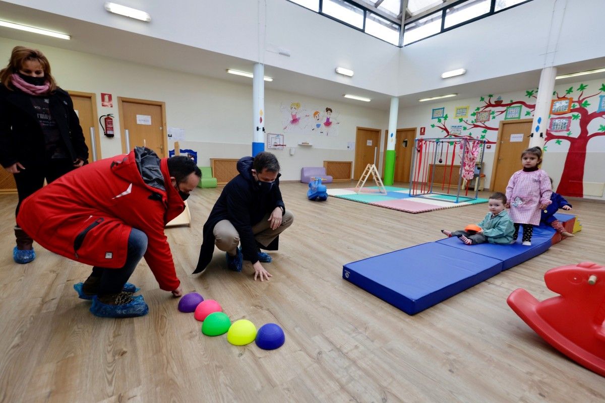O alcalde de Vilaboa e o xerente do Consorcio Galego de Servizos de Igualdade e Benestar na escola infantil de Vilaboa