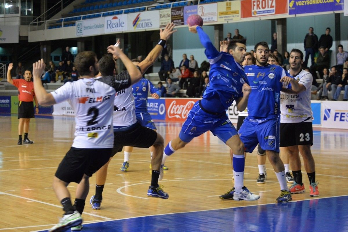 Partido entre el Teucro y BM La Roca en el Municipal