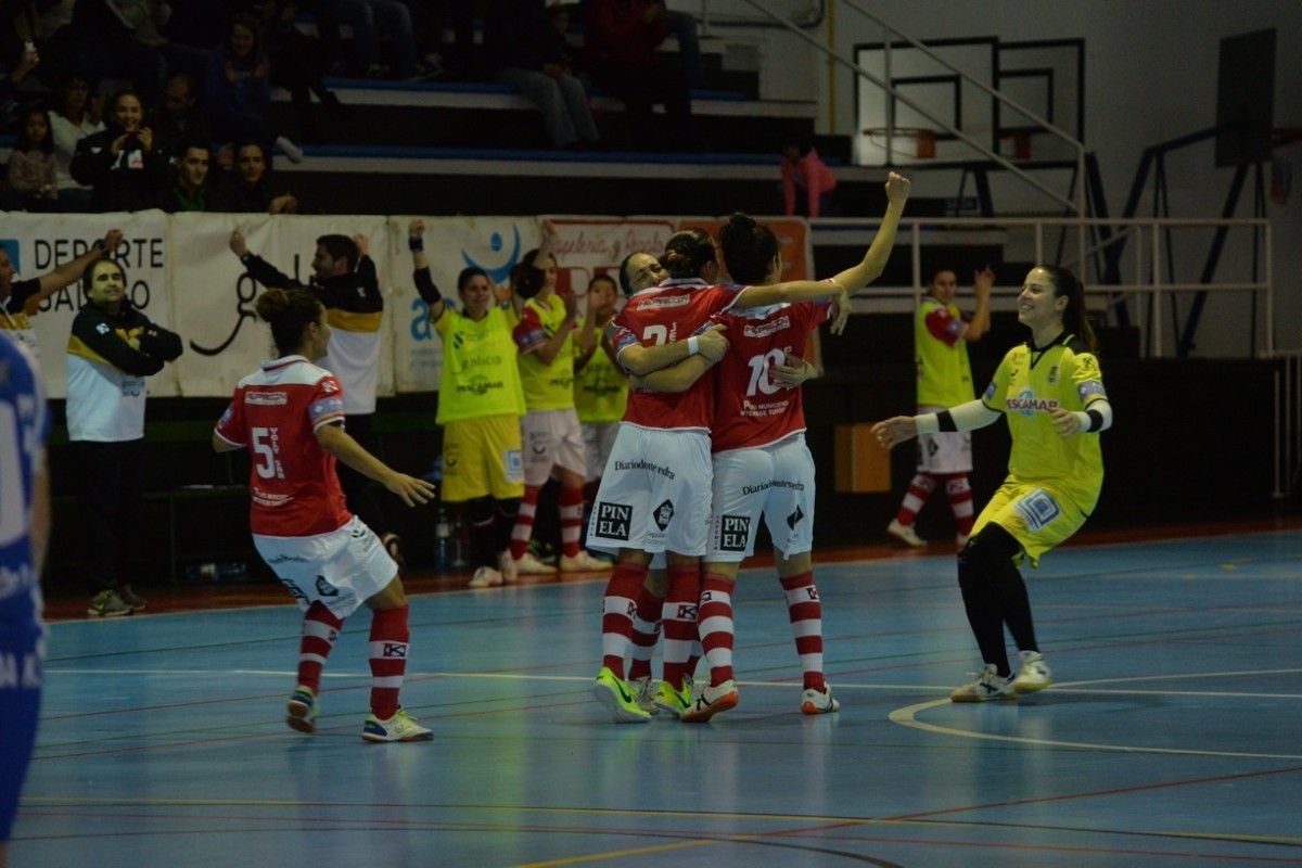 Las jugadoras del Poio FS celebran el primer gol ante el Ordizia en A Seca
