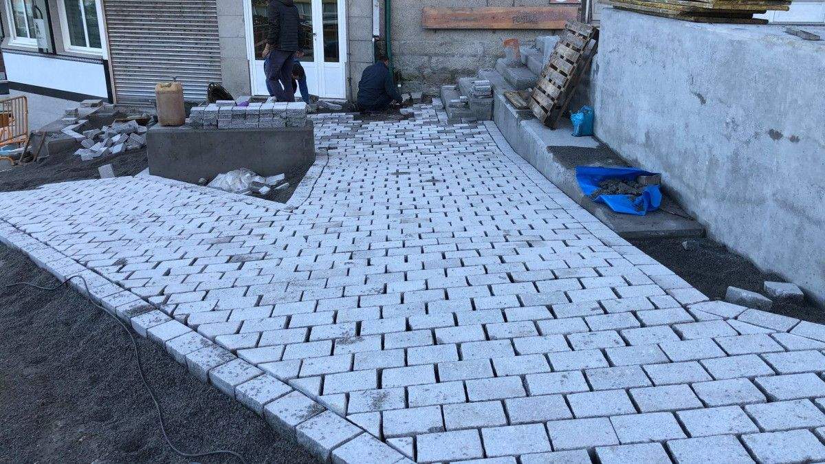 Instalación de lastros na praza Méndez Núñez, de Portonovo