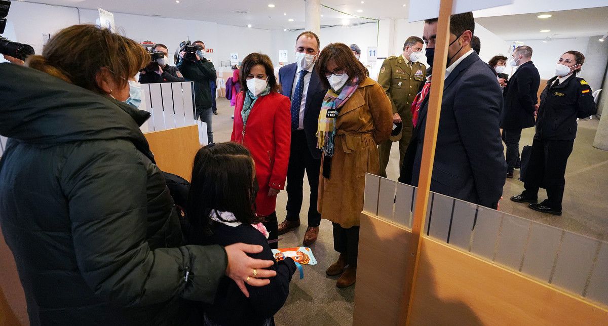 Margarita Robles e Julio García Comesaña no centro de vacinación de Pontevedra