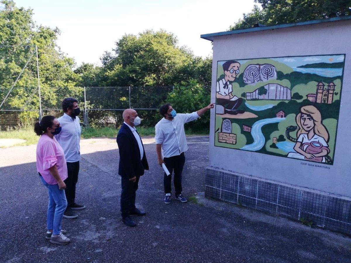 Tino Fernández, concelleiro de Educación, visita o mural do CEIP San Martiño Tino Fernández, concelleiro de Educación, visita o mural do CEIP San Martiño