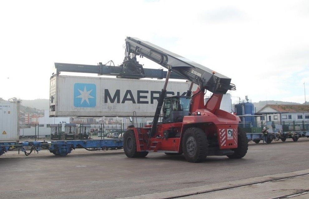 Movemento de contedores no porto de Marín