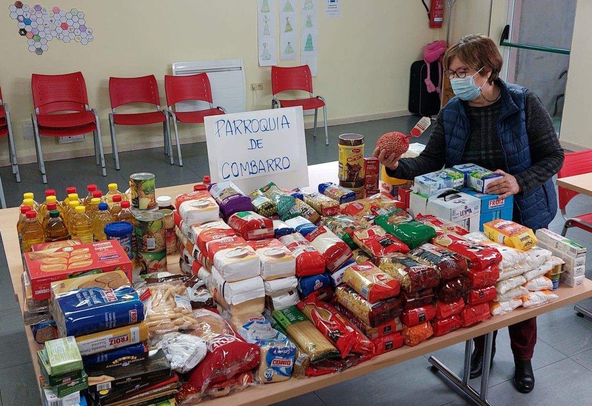 Alimentos recadados na campaña solidaria "Abre o teu Corazón e Comparte"