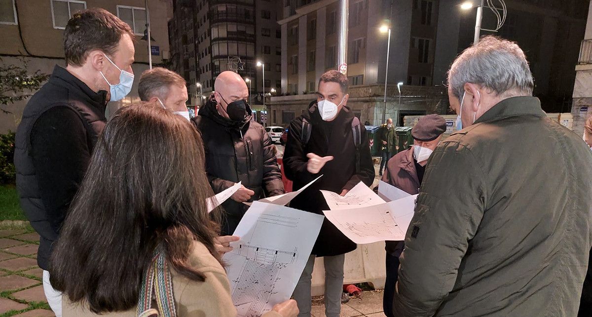 Xuntanza do goberno municipal cos veciños da Praza Arturo Souto
