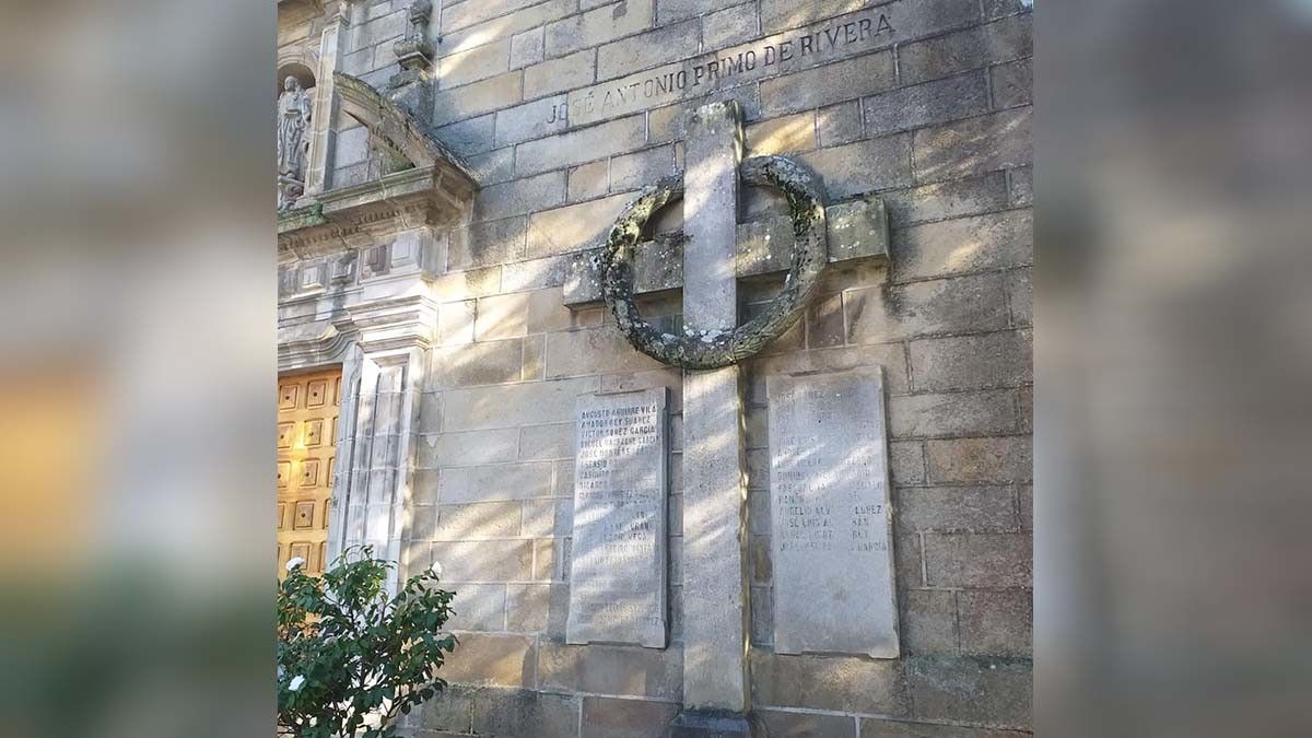 Cruz falanxista da igrexa de Santa Baia