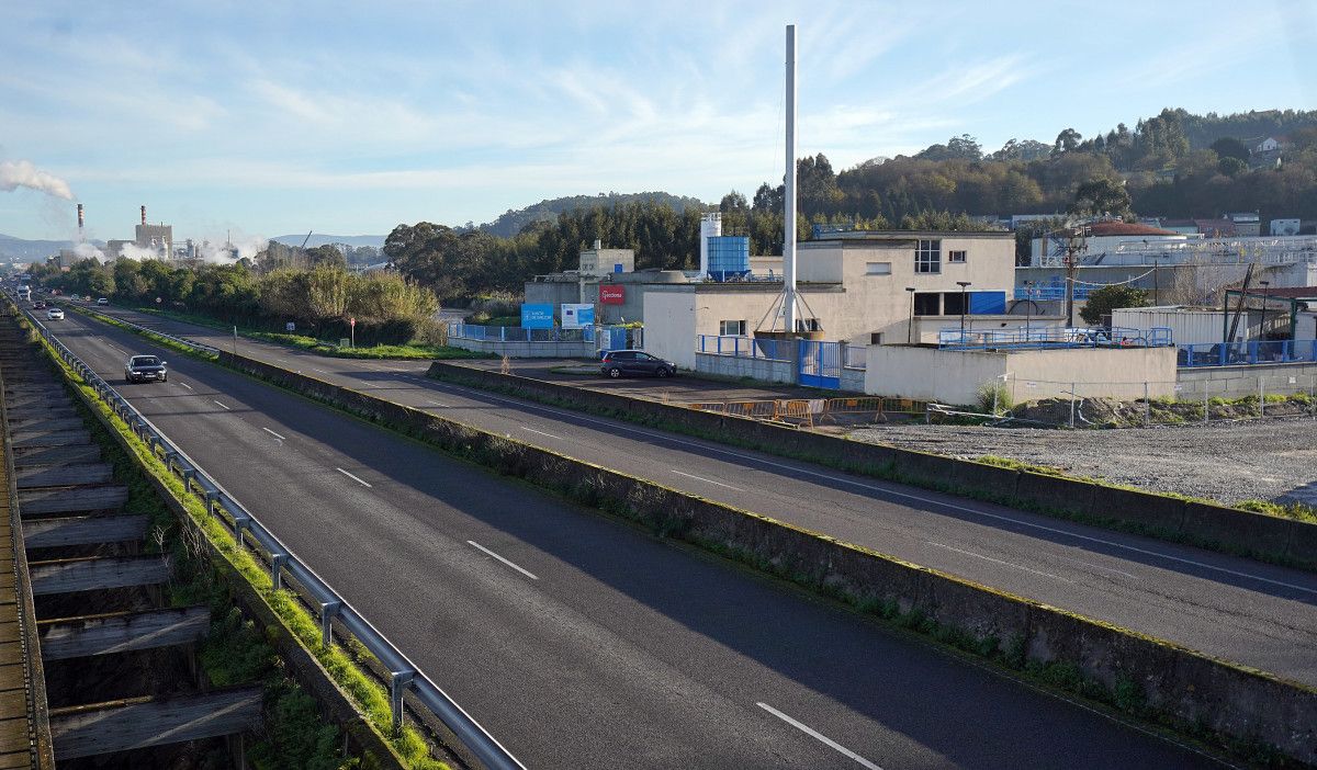 La depuradora de Os Praceres con la fábrica de Ence al fondo