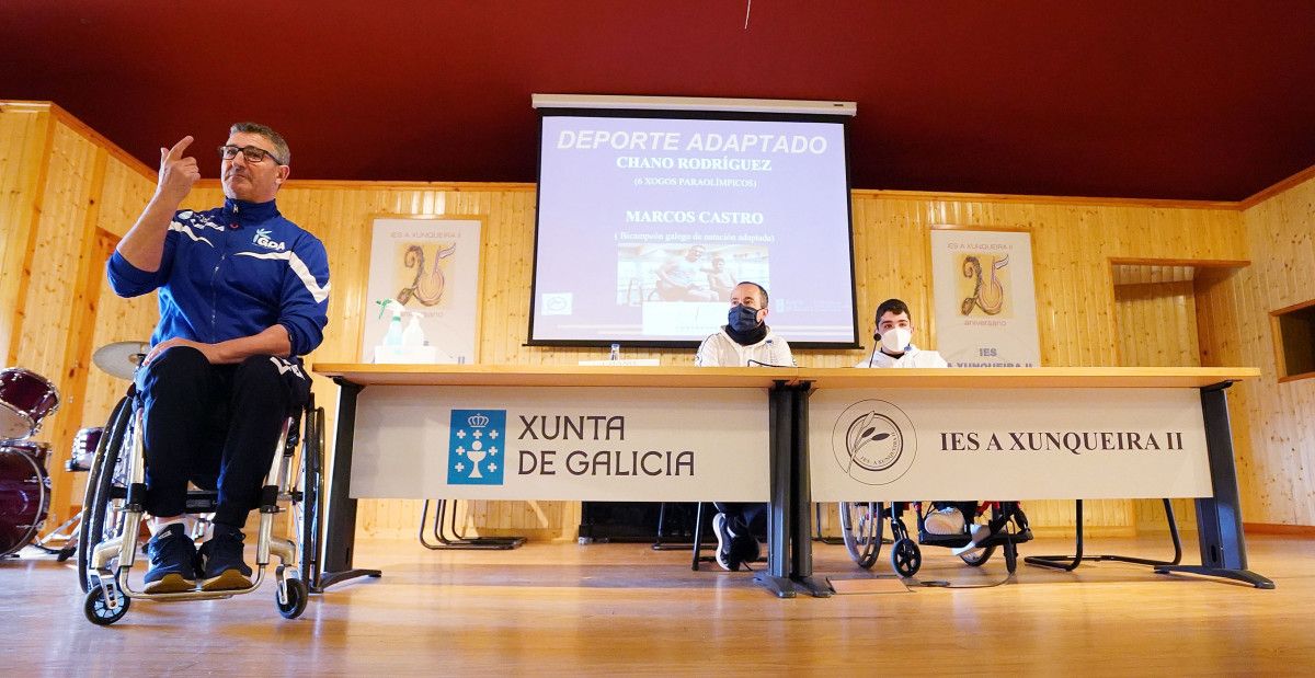 Os nadadores Chano Rodríguez e Marcos Castro dan unha charla no IES A Xunqueira II